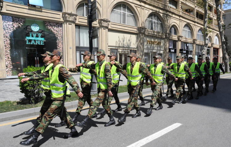 Внутренние войска привлечены к совместному с полицией патрулированию в Баку - ФОТО