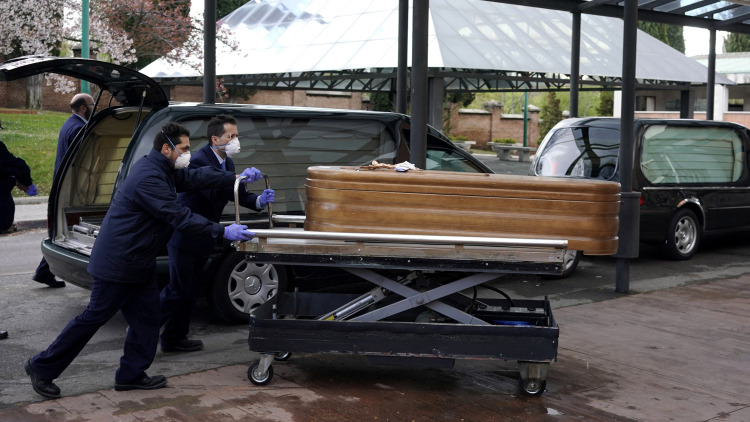 Семья из 17 человек заразилась коронавирусом на похоронах в Британии