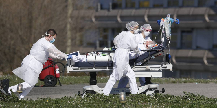 В Испании за сутки около 850 человек умерли из-за коронавируса
