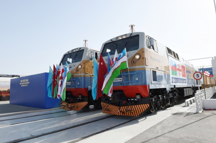 По Баку-Тбилиси-Карс отправлен поезд рекордной длины
