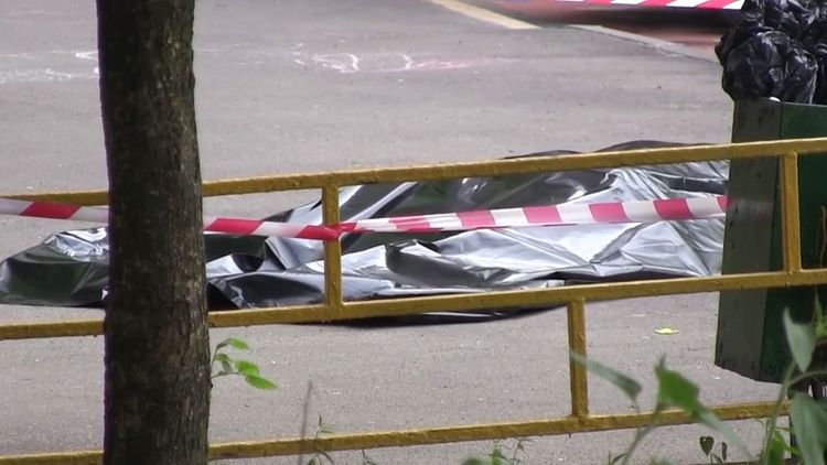 В Ереване мужчина с двумя детьми бросился с девятого этажа
