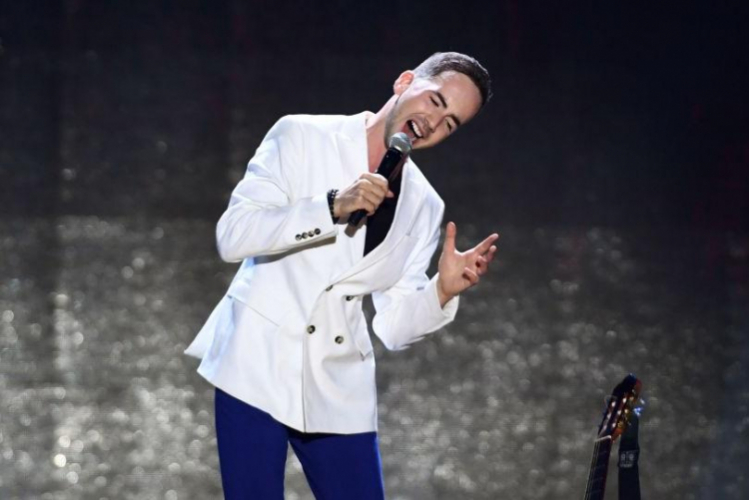 Азербайджанский певец исполнил знаменитый хит на Первом канале России 