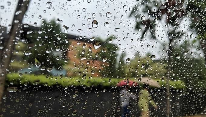 Завтра в Азербайджане продолжатся дожди и грозы