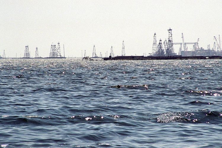 В Каспийском море найдены тела пропавших в 2015 году нефтяников
