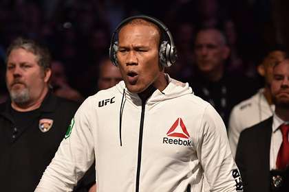 У бойца UFC выявили коронавирус за день до турнира
