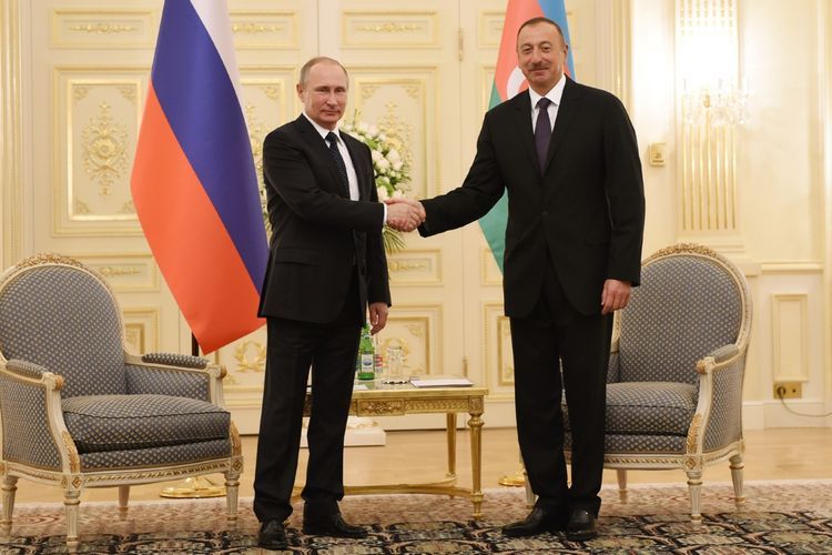 Ильхам Алиев поздравил Путина и народ России
