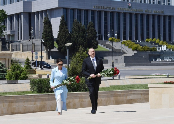Ильхам Алиев и Мехрибан Алиева посетили памятник Ази Асланову - ОБНОВЛЕНО
