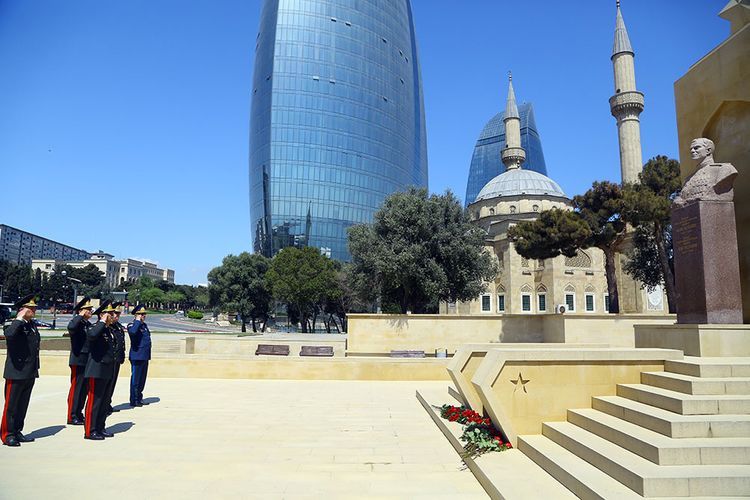 Руководство Минобороны Азербайджана посетило памятник Ази Асланову
