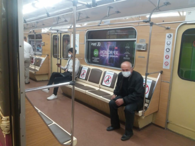 Пассажиры бакинского метро должны соблюдать социальную дистанцию
 - ФОТО