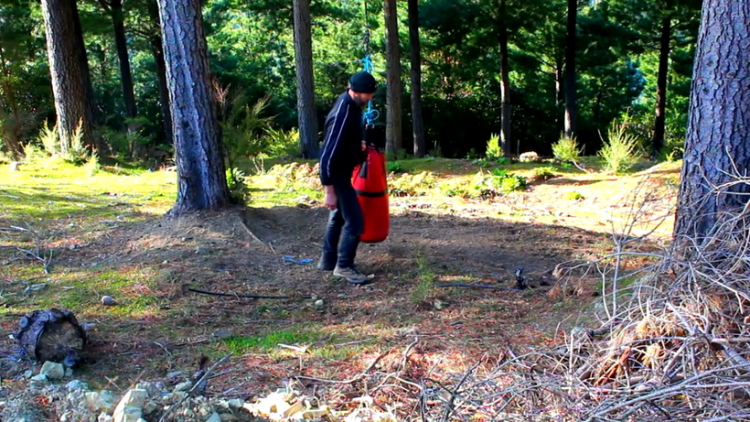 Парень повесил в лесу боксерскую грушу, снял это на видео и набрал 21 млн. просмотров - ВИДЕО