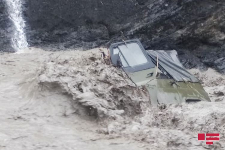 В Губе сель унес 2 автомобиля, разрушил 3 моста
