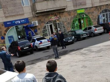 В Ереване вооруженный мужчина захватил филиал ВТБ-банка
