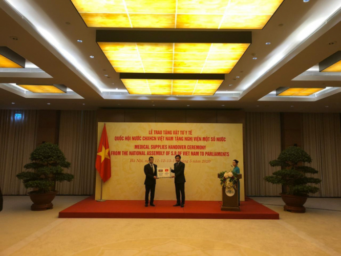 Парламент Вьетнама подарил Милли Меджлису 20 тысяч медицинских масок
