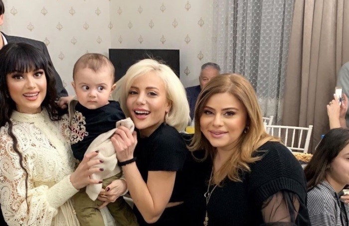 Азербайджанская певица устроила сыну день рождения во время самоизоляции - ВИДЕО