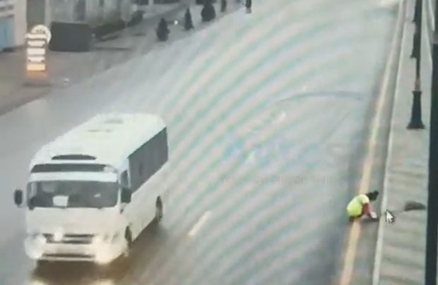 В Баку автомобиль сбил дворника - ВИДЕО