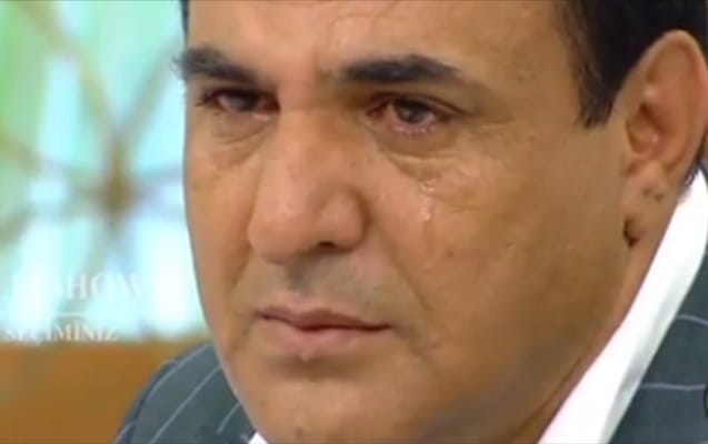 Азербайджанский певец расплакался в прямом эфире - ВИДЕО