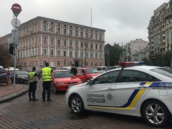 В Киеве произошла стрельба у храма, ранен мужчина
