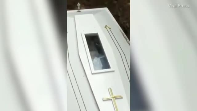 Покойник начал шевелиться в гробу после слов священника "Верующий в Меня, если и умрет, оживет“