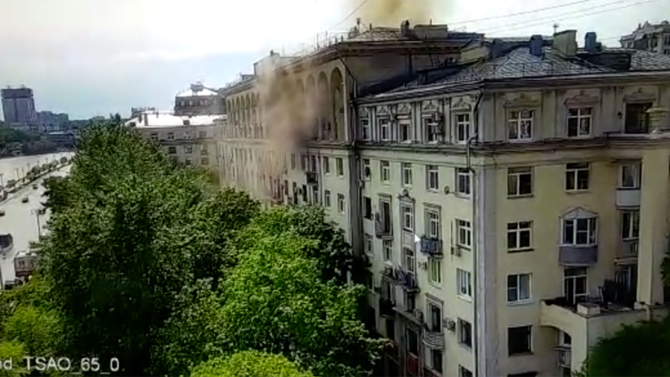 В центре Москвы горит жилой дом, есть один погибший