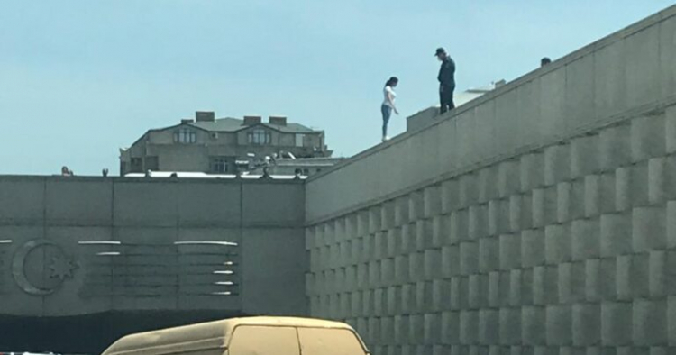 В Баку девушка пыталась спрыгнуть с моста - ВИДЕО