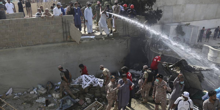 Обнаружен черный ящик разбившегося в Пакистане самолета - СМИ