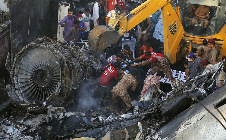 Пакистанские власти подтвердили смерть 80 человек при крушении самолета