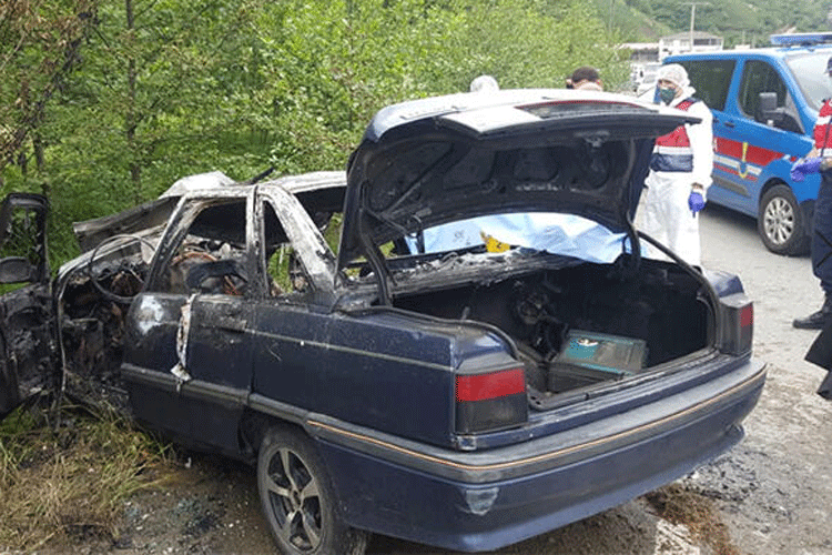 В Турции автомобиль врезался в электрический столб, погибли 3 азербайджанца
