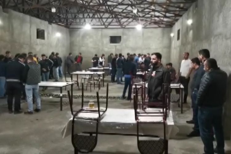 В Баку выявлен нарушивший правила карантинного режима ресторан, задержаны 32 человека

