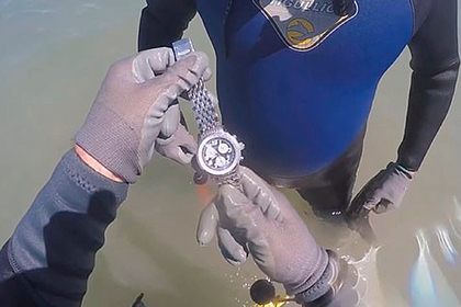Охотники за сокровищами после долгих поисков нашли на дне моря драгоценные часы
 - ВИДЕО