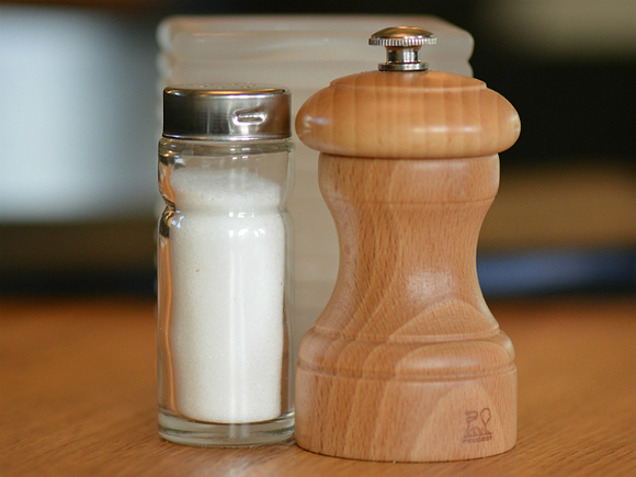Диетолог рассказала об опасности полного отказа от соли
