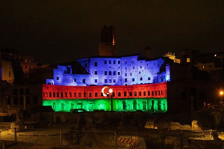 В Риме на комплексе «Mercati di Traiano» спроецирован флаг Азербайджана - ФОТО