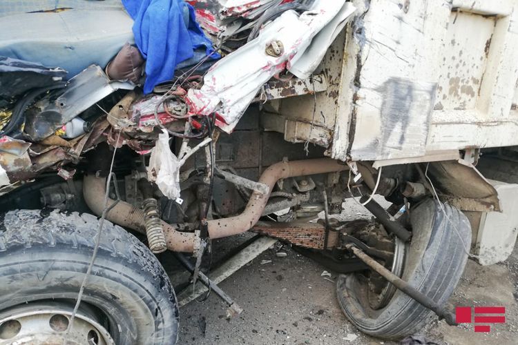 Двое человек скончались на месте при столкновении двух грузовиков в Сумгайыте