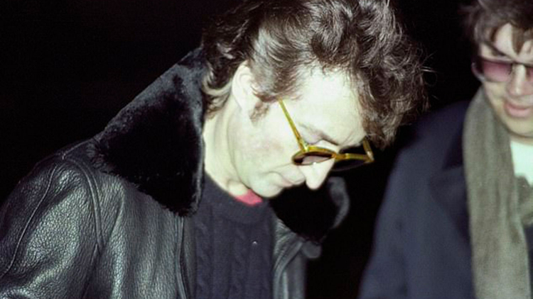 Редкие снимки Джона Леннона со своим убийцей показали в Сети
