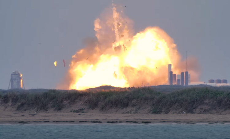 Прототип межпланетного корабля SpaceX взорвался при испытании двигателя
