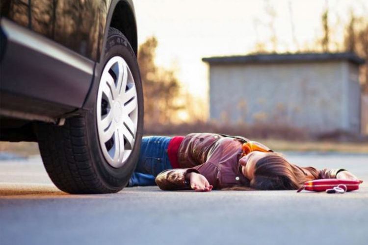 В Баку автомобиль сбил женщину и ее малолетнего сына