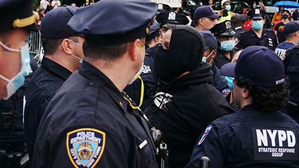 В США полицейские в ходе беспорядков задержали почти 1400 человек