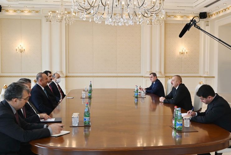 Ильхам Алиев принял министра иностранных дел Турции
