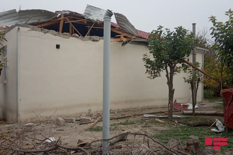 Выпущенный армянами снаряд попал в жилой дом в Агджабеди - ФОТО