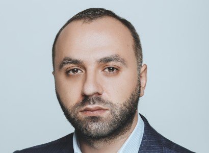 Армянский юрист: В Армении женщин, стариков и детей насильно забирают на войну