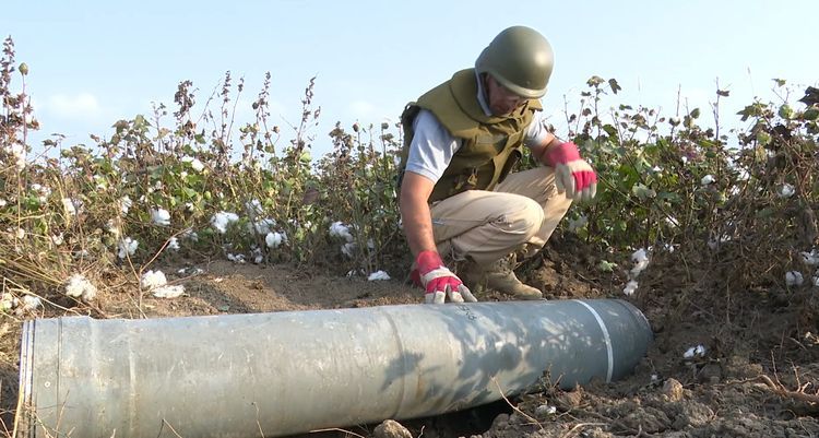 В Агджабеди обнаружена боеголовка выпущенной армянами ракеты «Смерч»