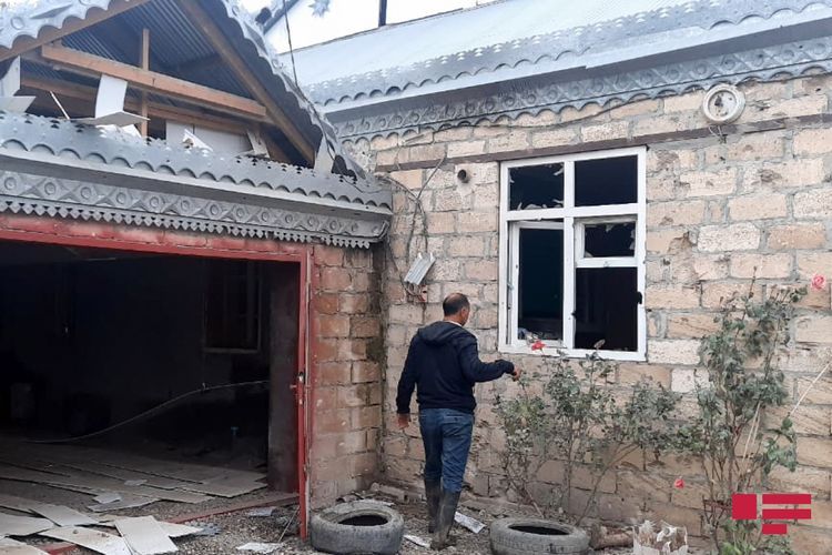 Выпущенный армянами снаряд попал во двор жилого дома в Агджабеди - ФОТО