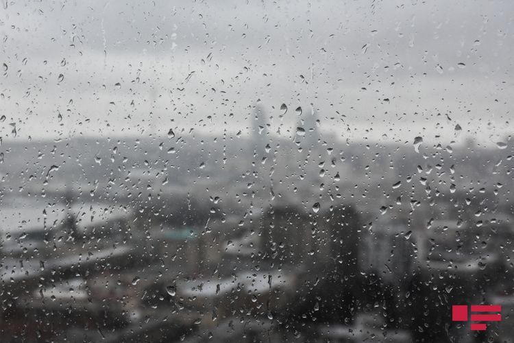 Завтра в Баку переменная облачность и дожди 