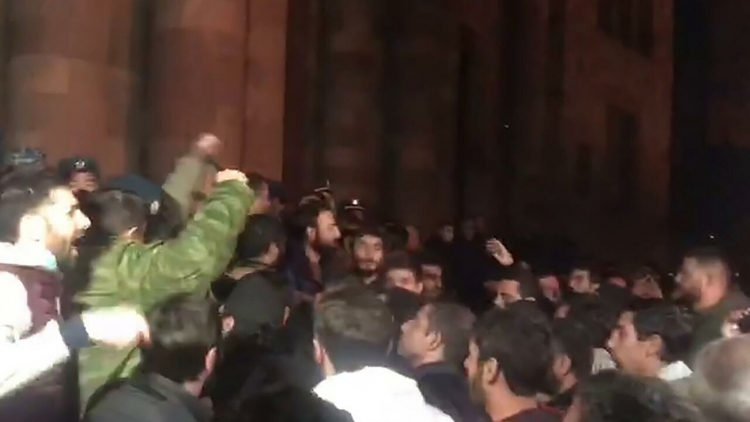 Протестующие в Ереване ворвались в парламент и заняли трибуну