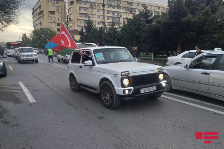Жители Баку празднуют историческую победу - ФОТО
