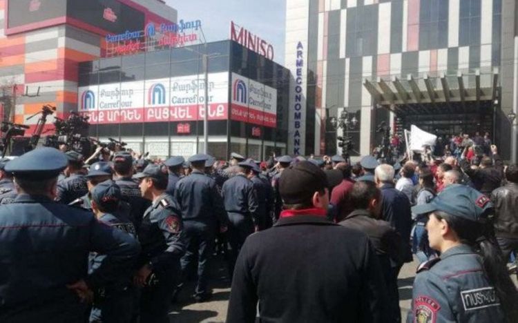 В Ереване протестующие перекрыли дорогу и собрались во дворе парламента