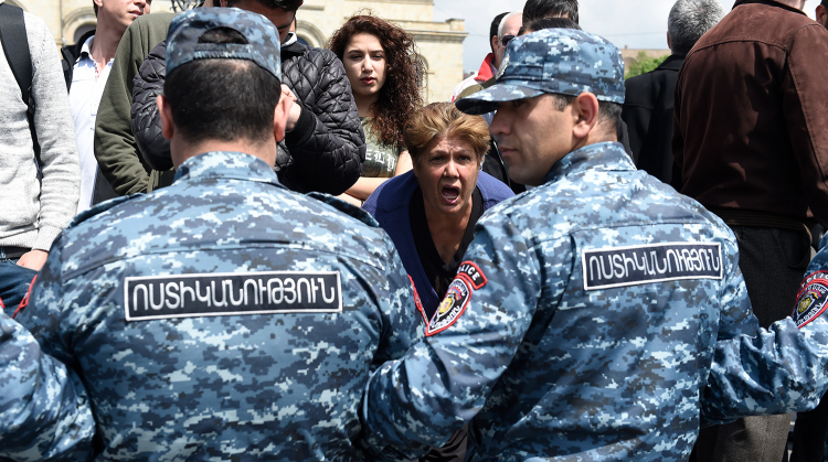 На митинге в центре Ереване задержали несколько десятков оппозиционеров
