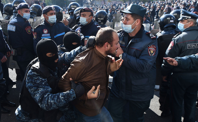 В Армении после митинга задержали десять лидеров оппозиции
