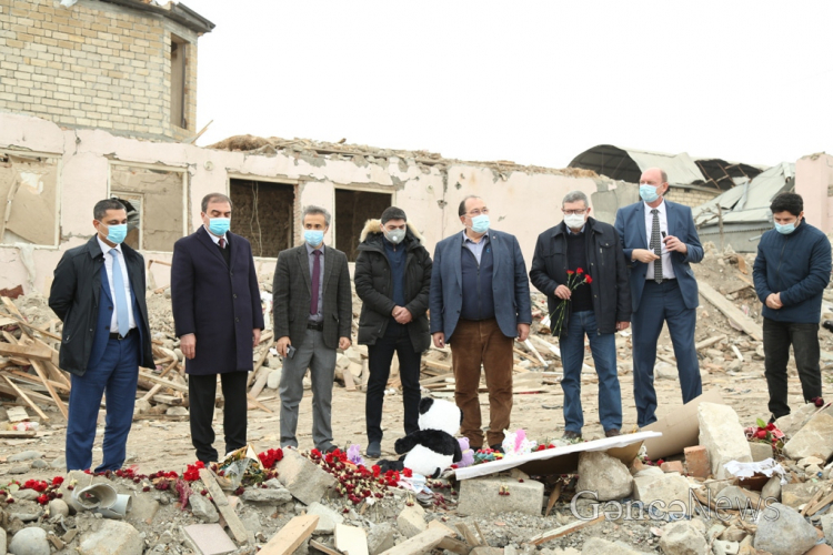 Французские депутаты возложили цветы к месту гибели жителей Гянджи - ФОТО