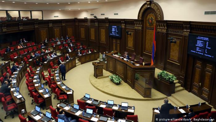 Армянские депутаты отказываются от мандатов