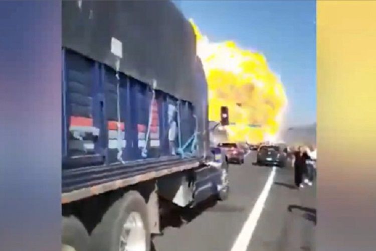 В Мексике 12 человек погибли в результате взрыва автоцистерны с газом